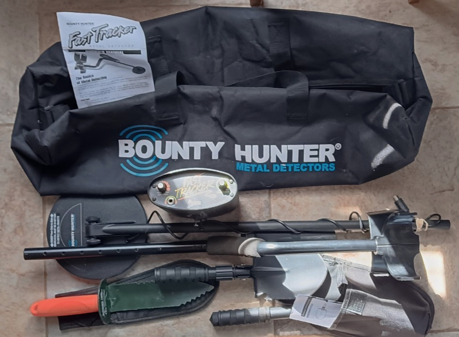 Bounty Hunter Fast Tracker Metal Detector With 2 Digging Tools and Carry Bag!