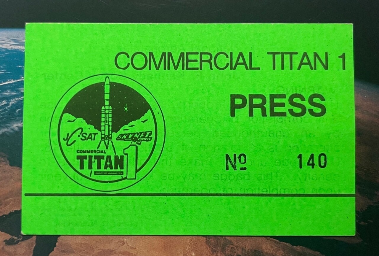COMMERCIAL TITAN 1 NEON GREEN PRESS BADGE