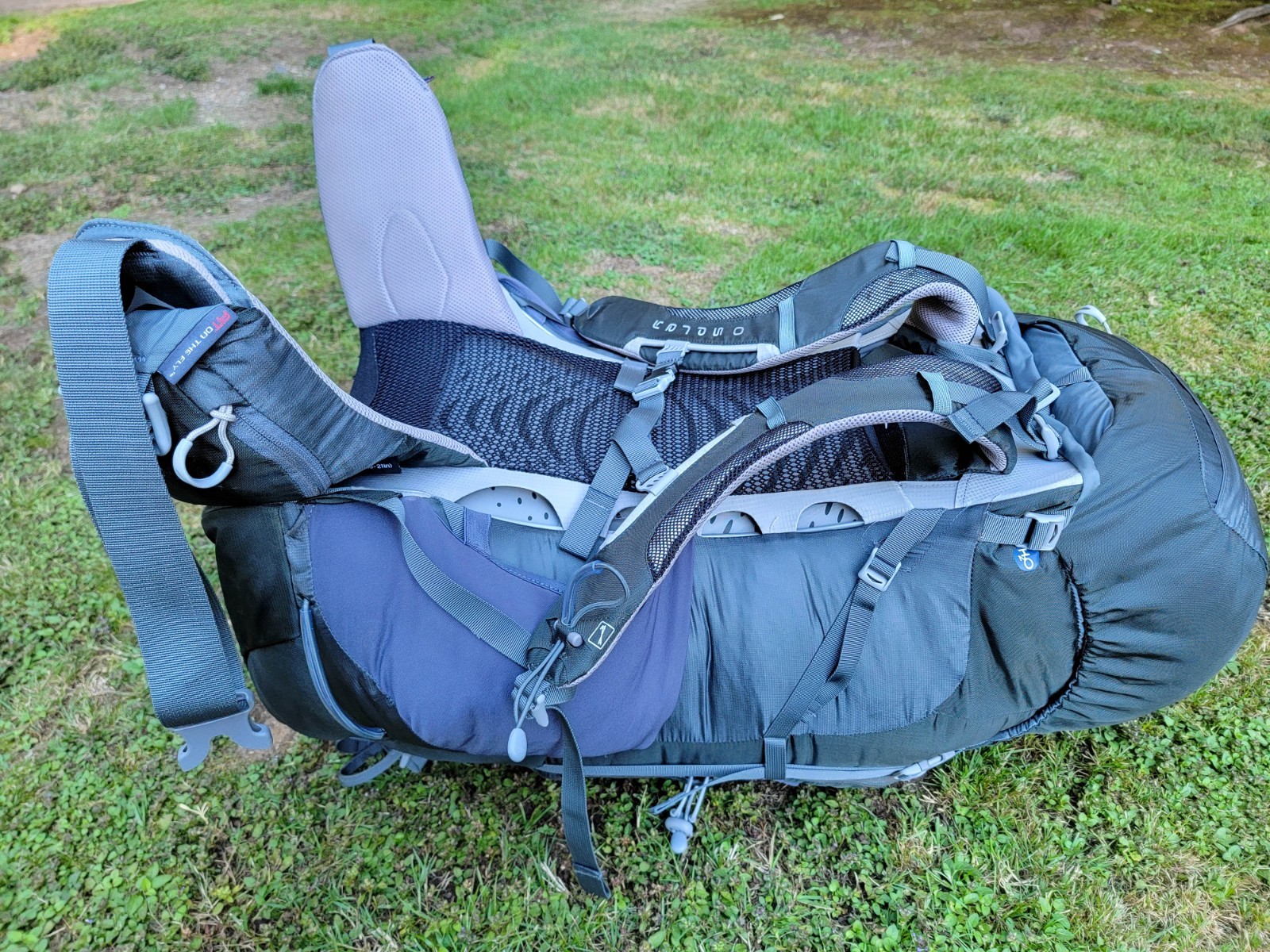 OSPREY Atmos 65 Internal Frame Green Gray Hiking 28" Backpack ~ Size Medium