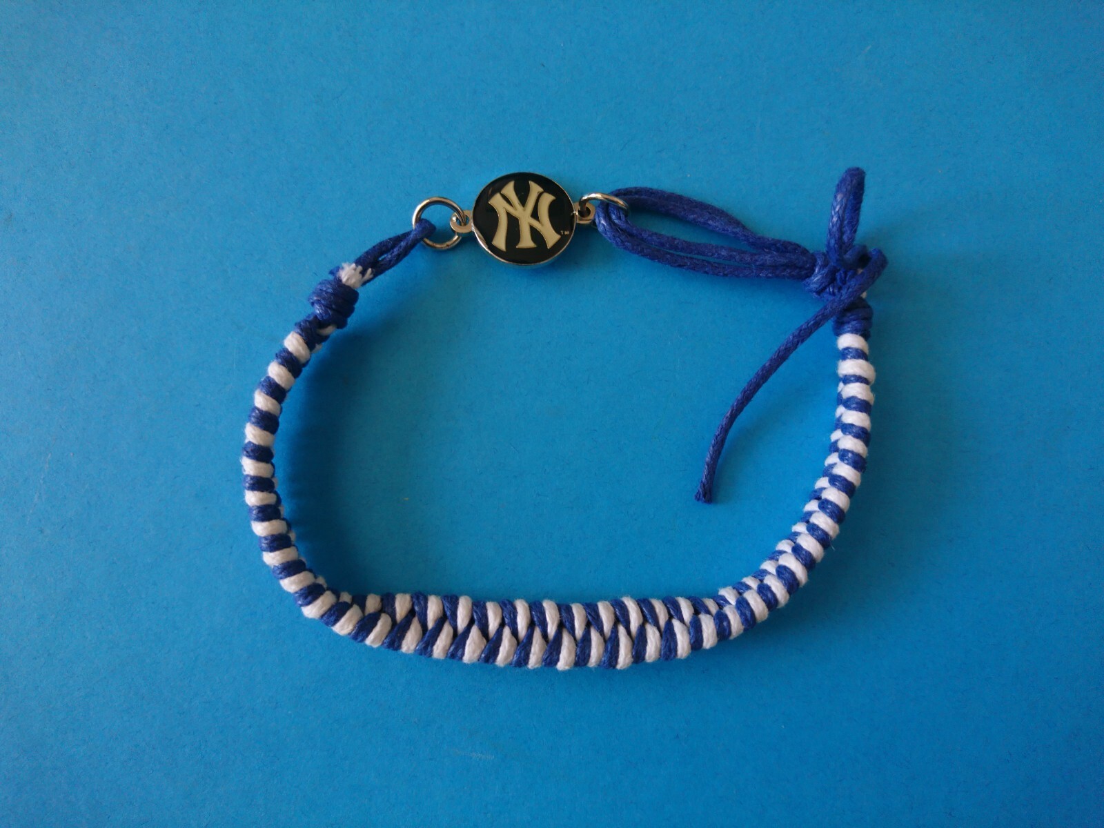 NEW YORK YANKEES MLB ROPE BRACELET WITH LOGO CHARM "BRAND NEW & FACTORY SEALED"