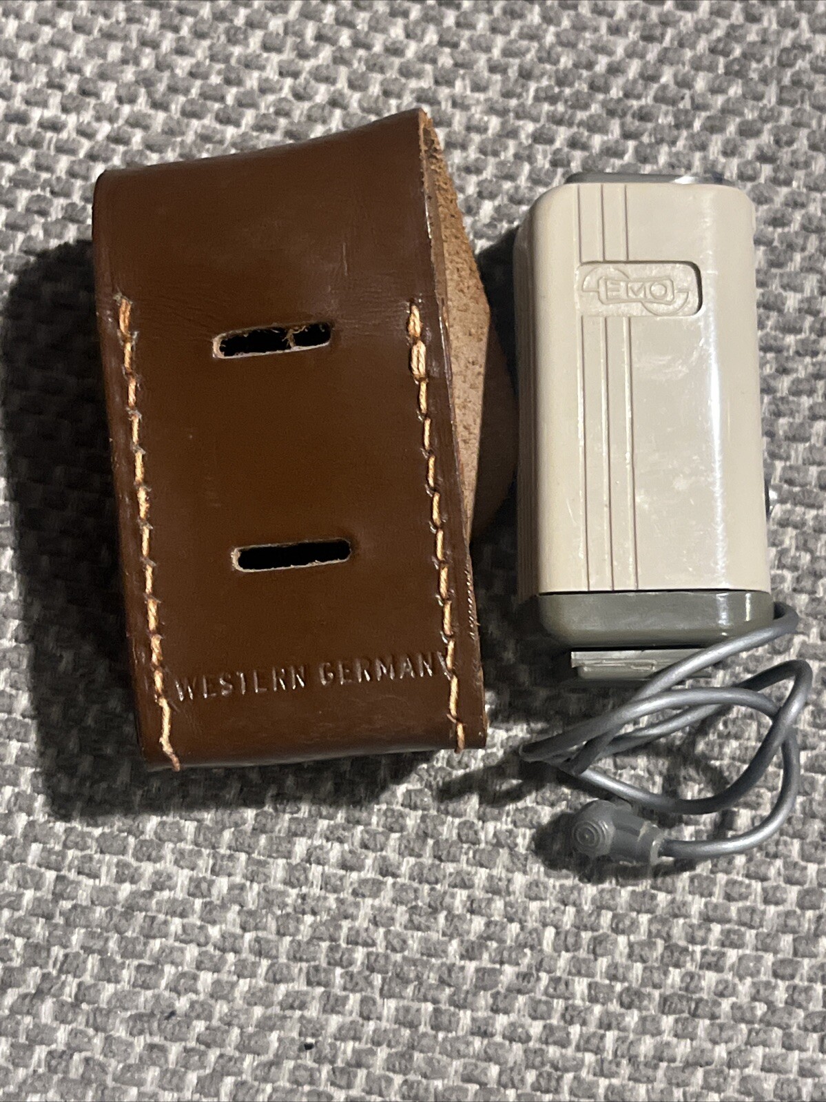 Emo Wetzlar Compact Flash Bulb Attachment w/ Case - Germany - Vintage #012
