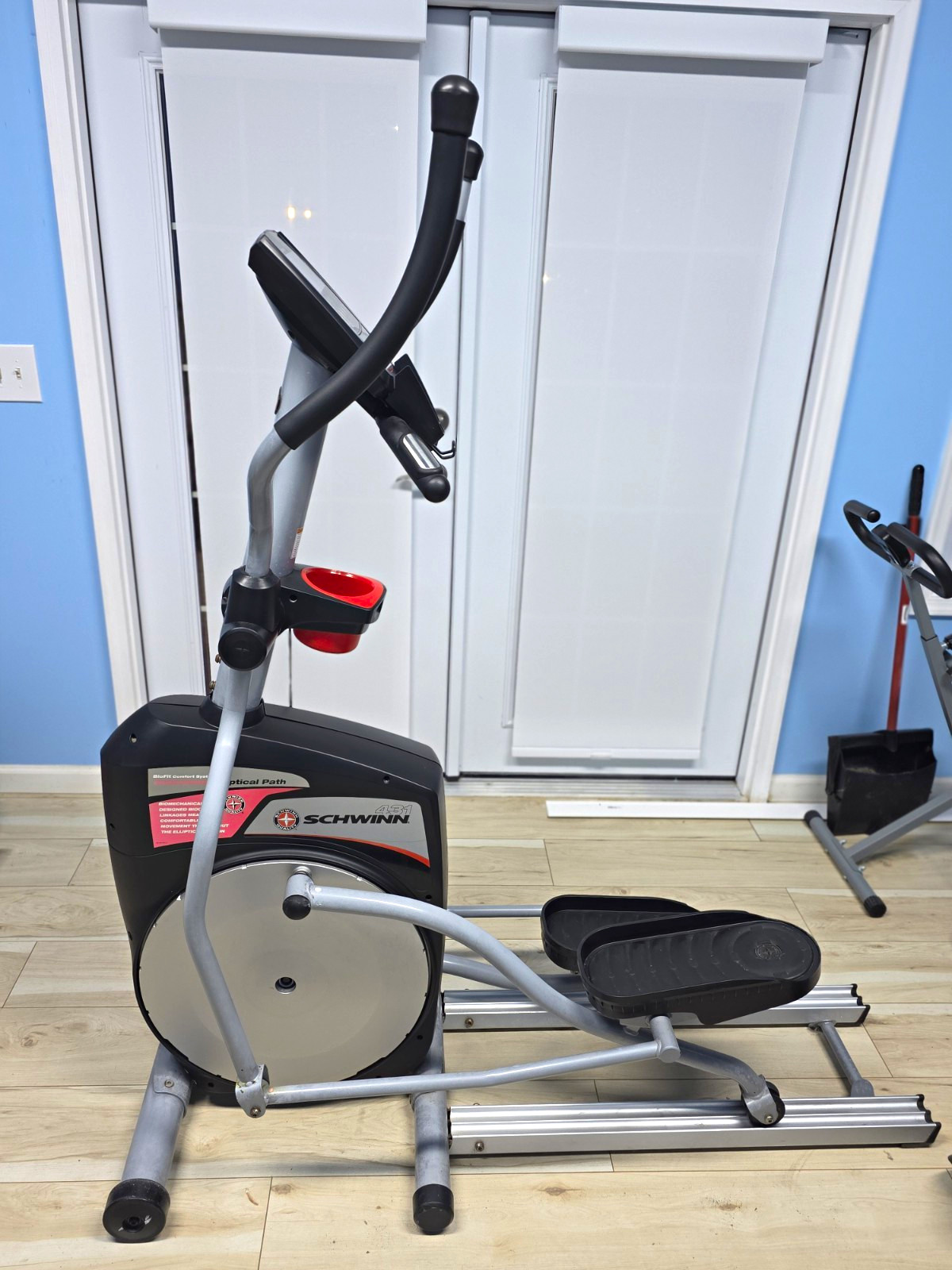 Schwinn 418 Elliptical Machine 20 Programs Bottle Holder 300 lb Gray/Black/Red