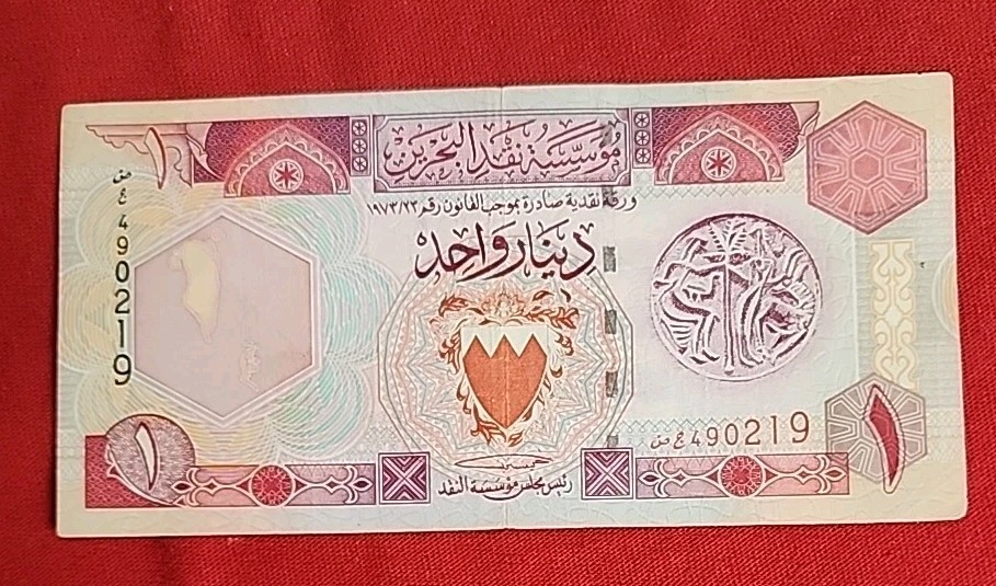 Vintage Paper MoneyFrom Bahrain 1Dinar  ISSUED1973 Circulated Free Shipping M139