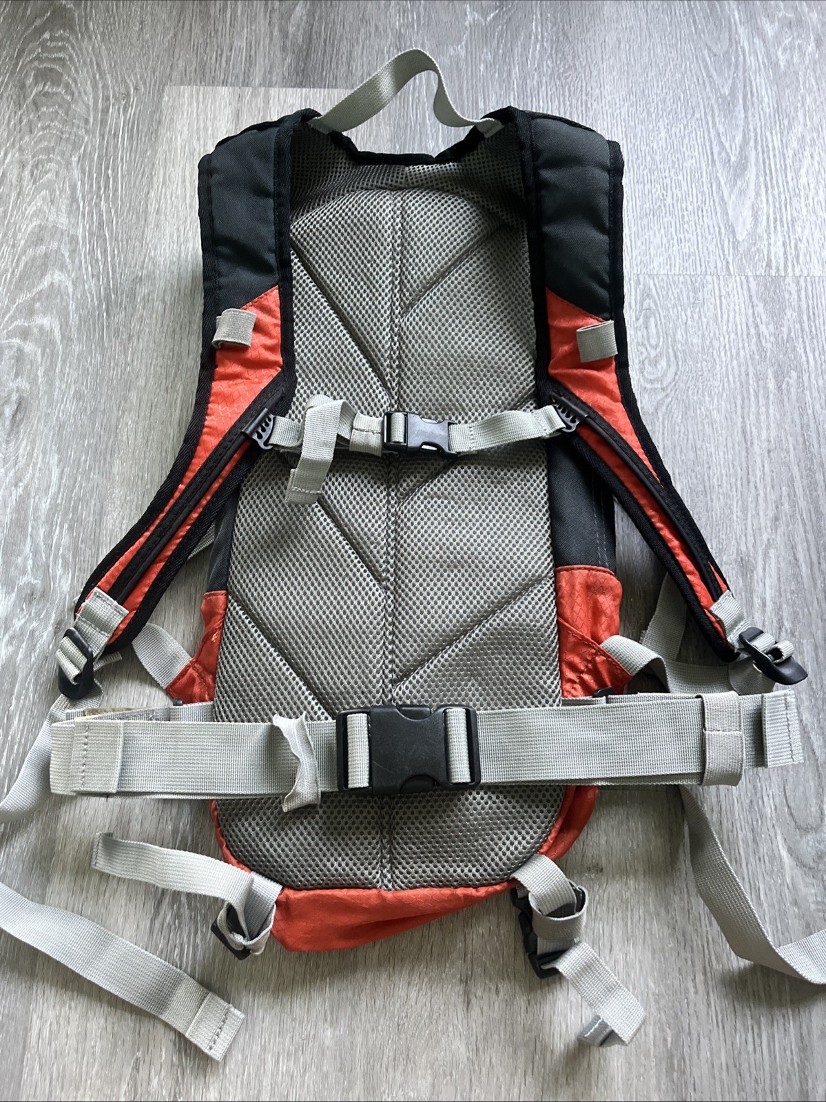 Bass Pro Shops XPS 2 L 68 Oz Rip-Stop Hydration Backpack + Bladder ORANGE BLACK