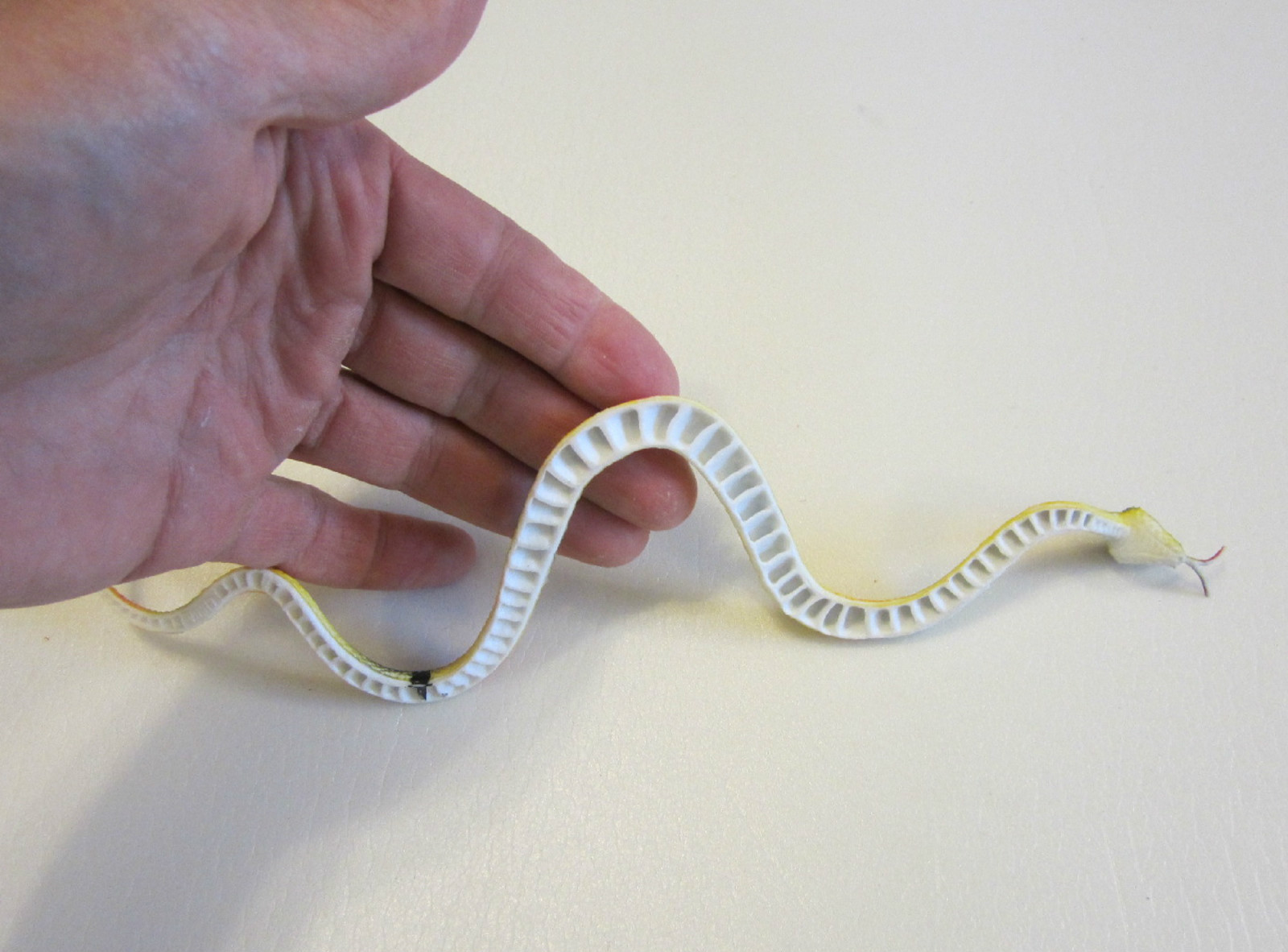 20 RAIN FOREST RUBBER SNAKES 14" TOY REPTILE FAKE PRETEND JUNGLE SNAKE GAG GIFT