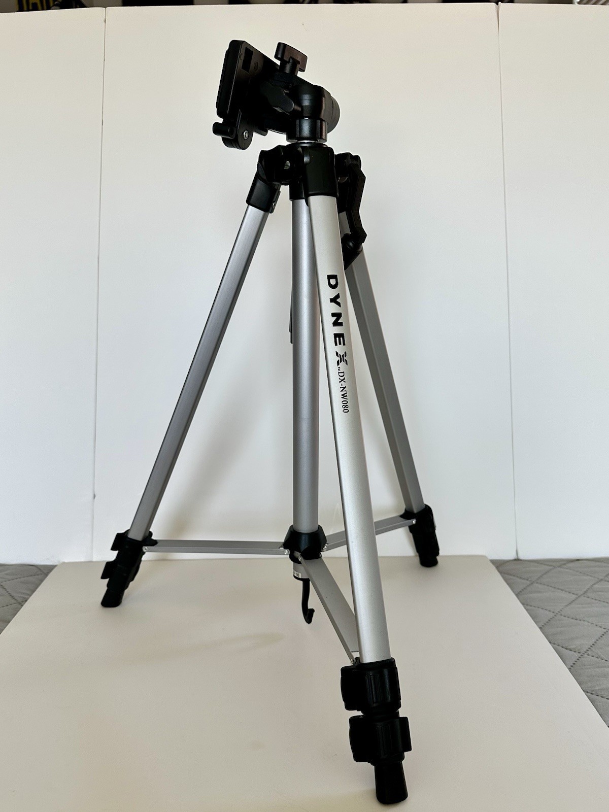 Dynex DX-NW080 Tripod w/case
