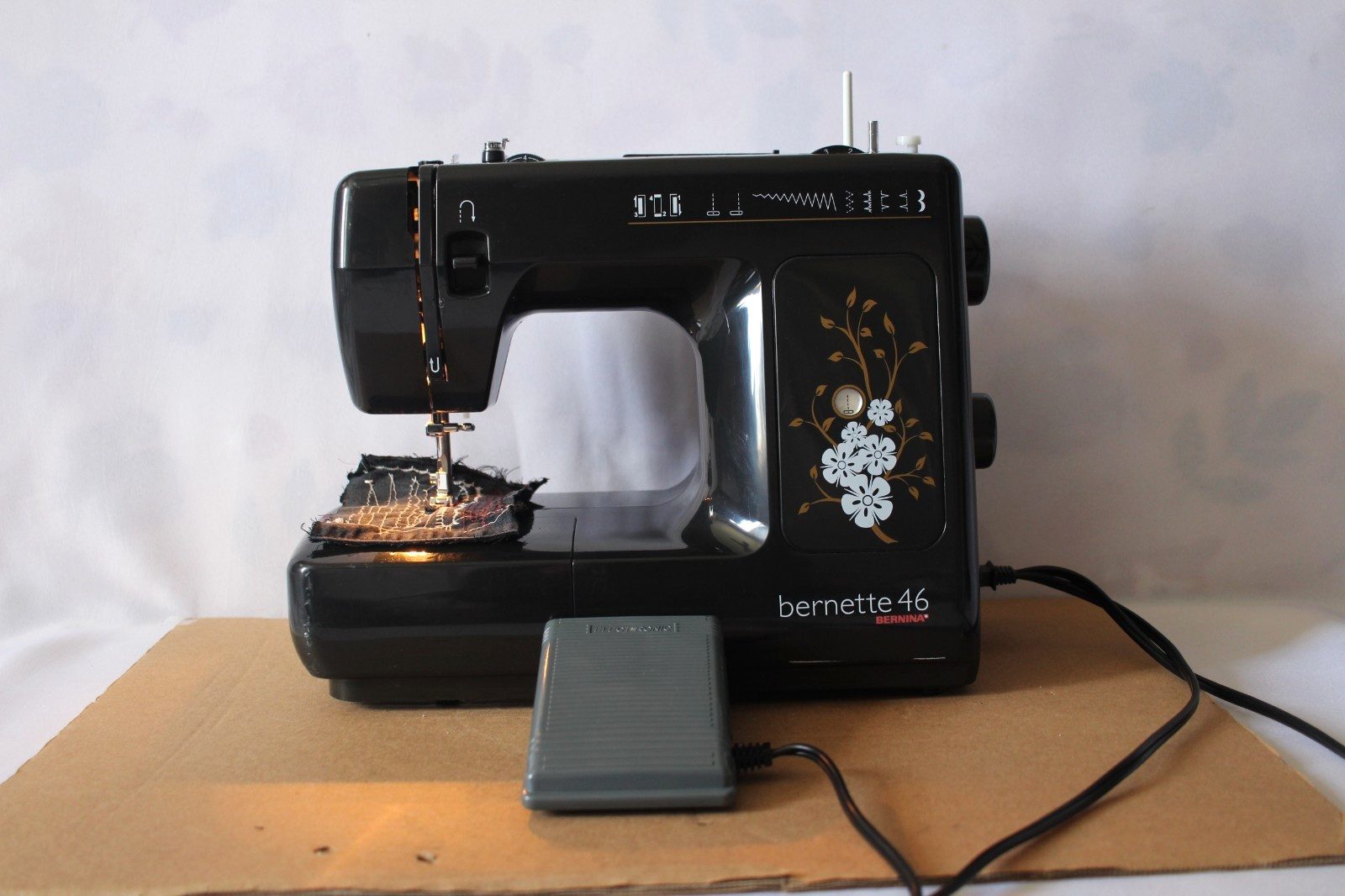 Bernina Bernette Model 46 Sewing Machine TESTED & WORKING READ FULL DESCRIPTION