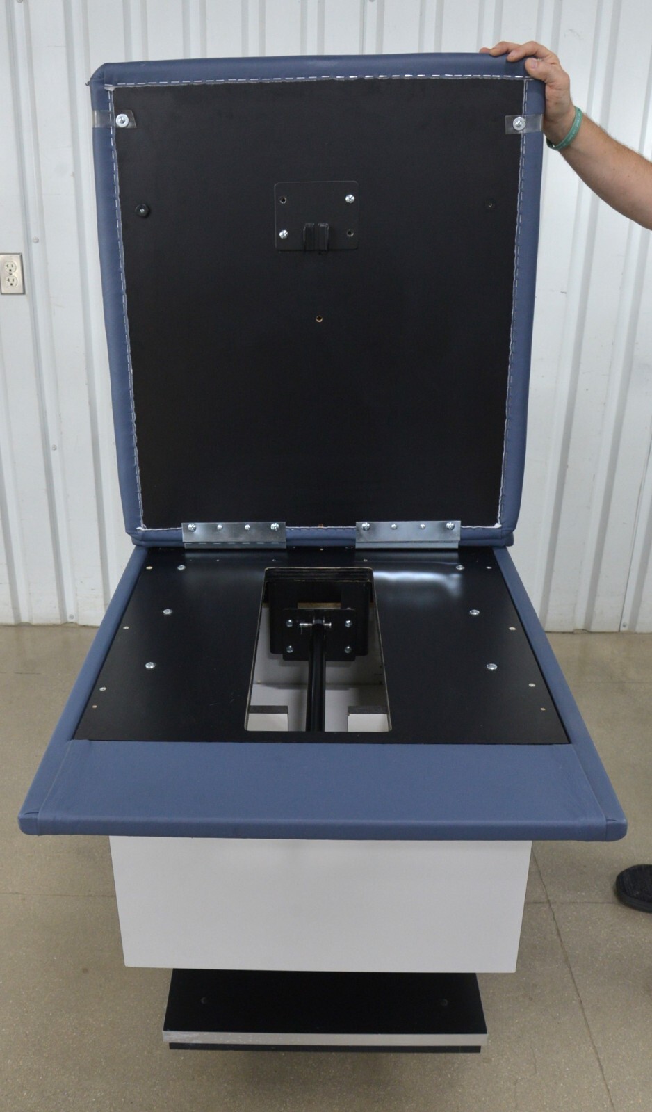 Hausmann Industries 4746 Powermatic 27"x76" Treatment Table