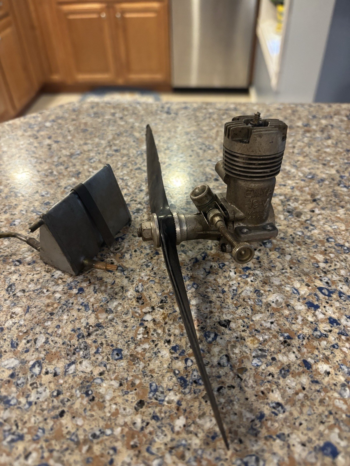 Enya 19-v Rc Plane Engine, Prop And Fuel Tank