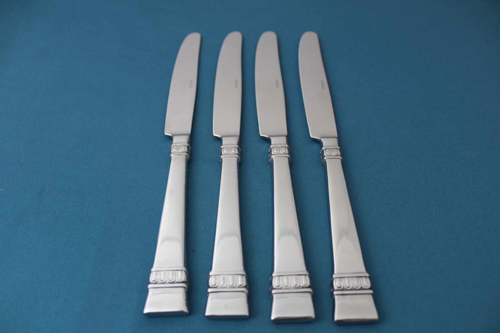 Oneida CADENCE Dinner Knives Solid (Set of 4)  Indonesia LIGHT USE 9 5/8"