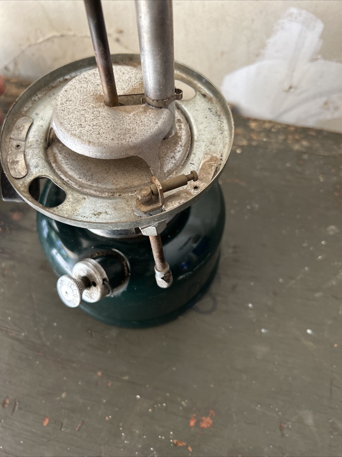 COLEMAN ADJUSTABLE TWO MANTLE LANTERN WITH Date 5-86