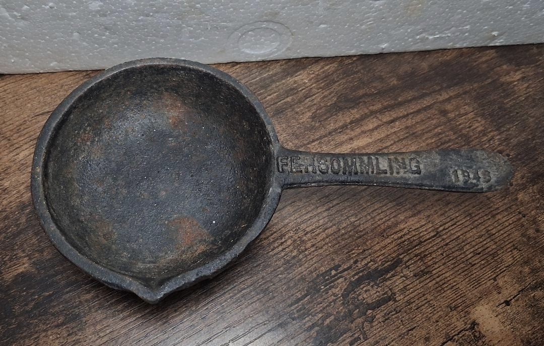 Bullet Mold Cast Iron Black 7 Inch