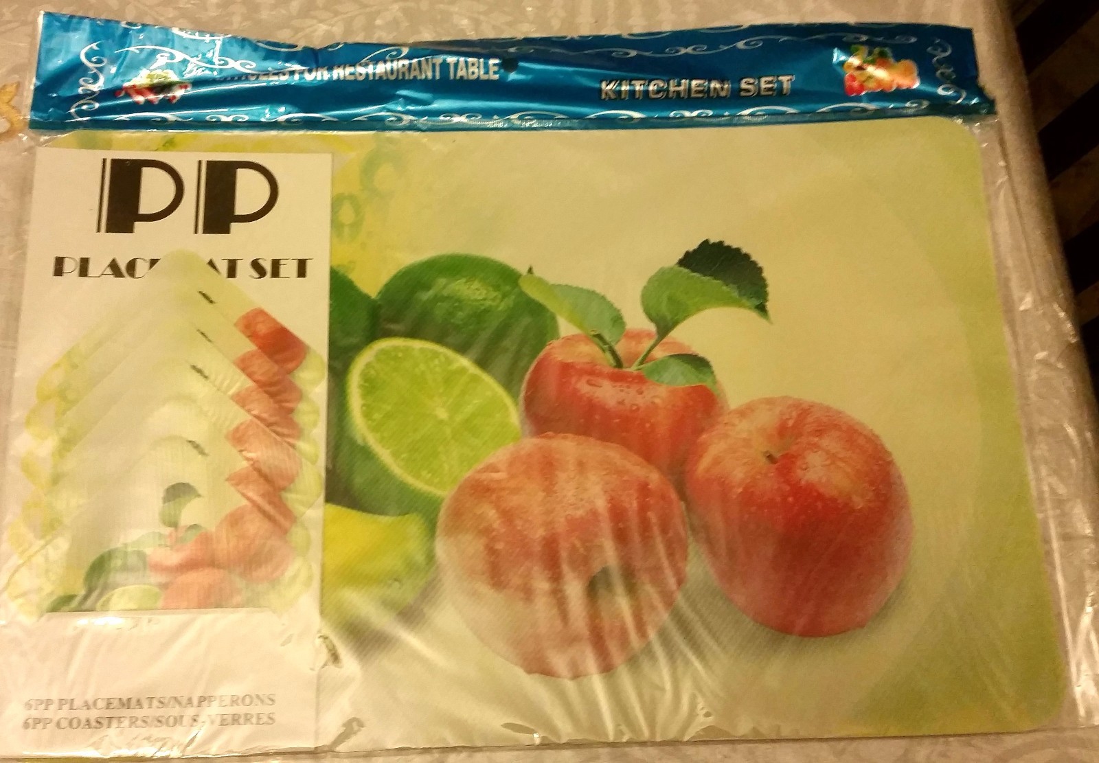 12 pc Thin Plastic Kitchen Set: 6 PLACEMATS & 6 COASTERS, RED & GREEN APPLES