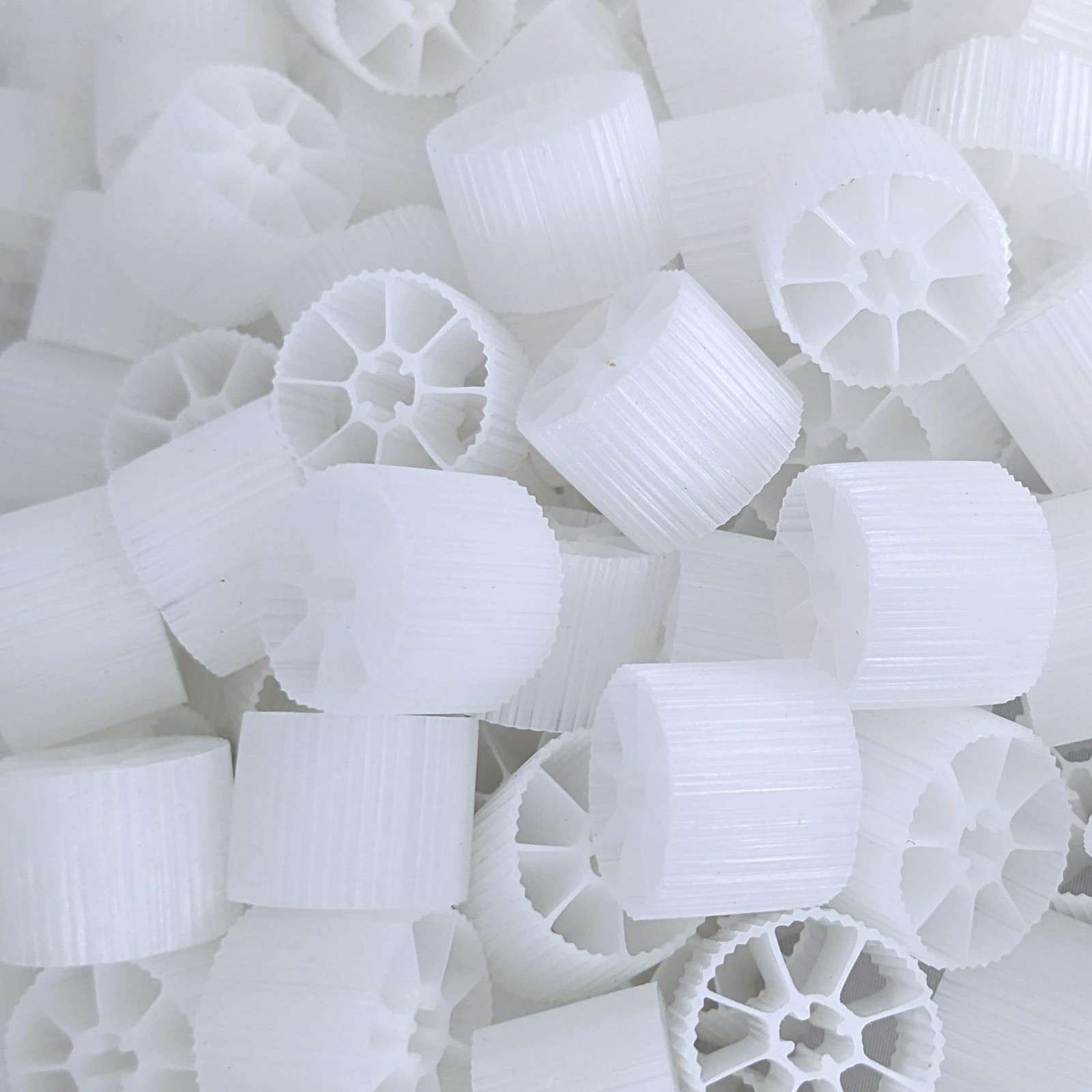 Moving Bed Bio Filter Media - 20mm, White, for Koi Ponds, Aquariums, Aquacult...