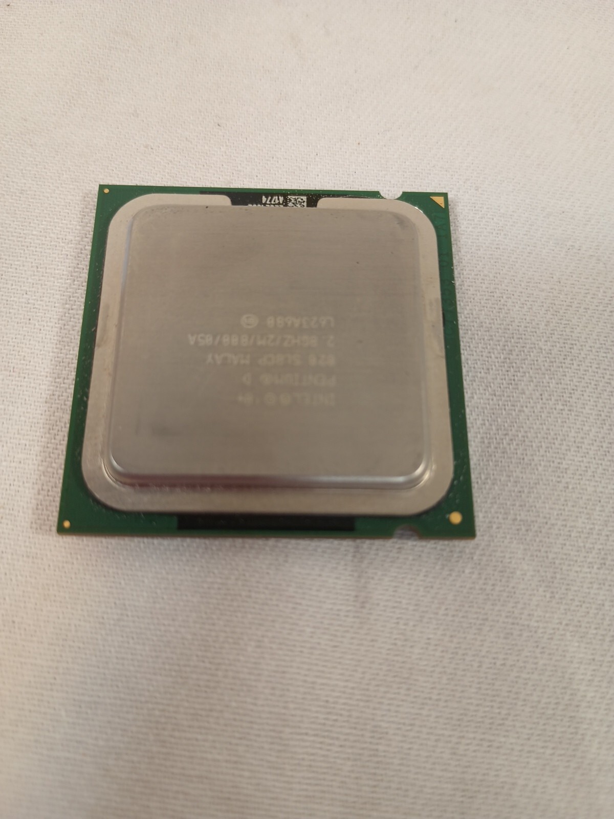 Intel Pentium D 820 2.8GHz /2M /800 / 05A CPU SL8CP socket 775 dual-core