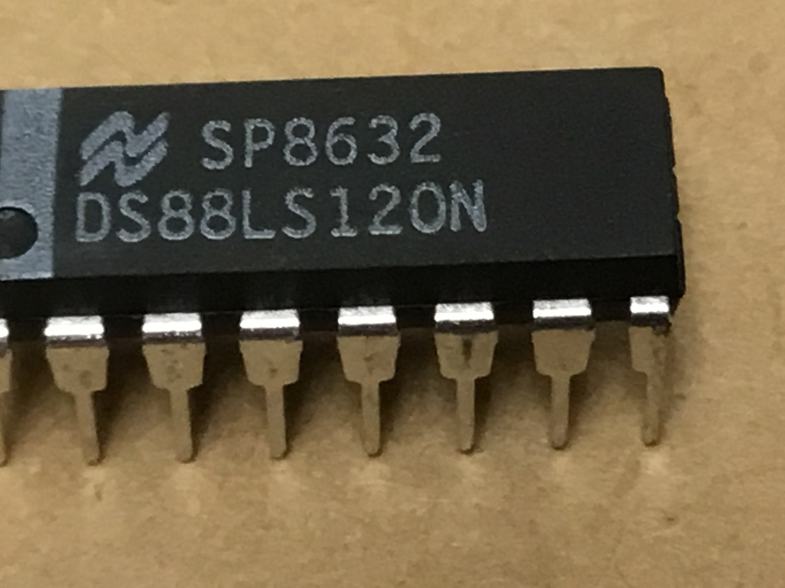 (1 PC)   NATIONAL   DS88LS120N   Dual Differential Line Receiver 16 PIN CDIP