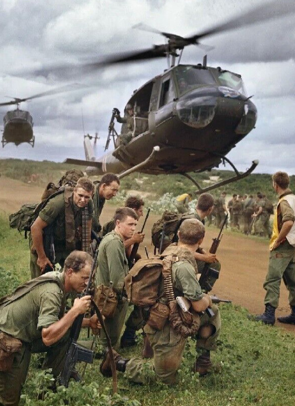Vietnam War Photo   ** 5 x 7 Inch ** UH-1 Huey And Soldiers