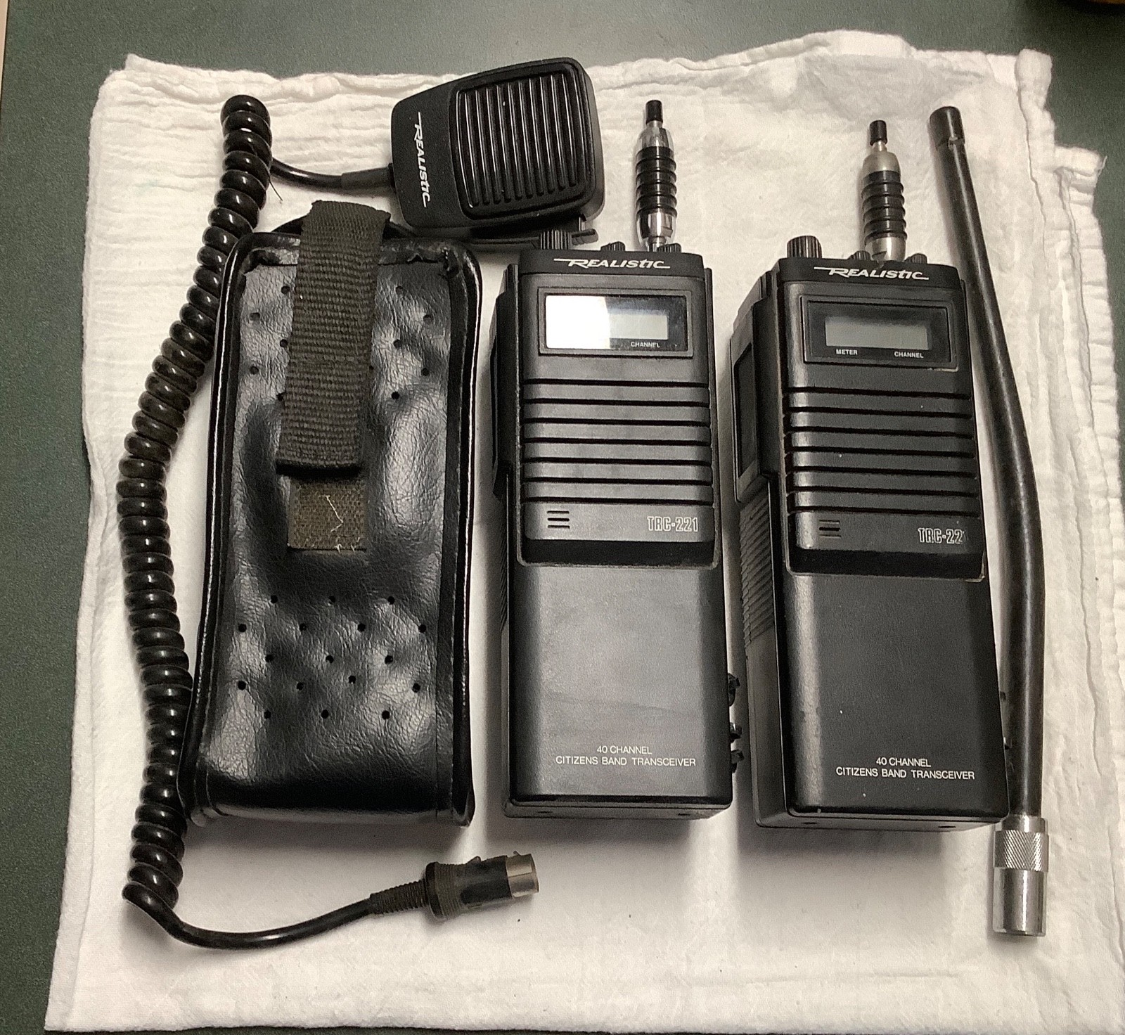 Realistic TRC-221 40-channel citizens band Handheld transceiver