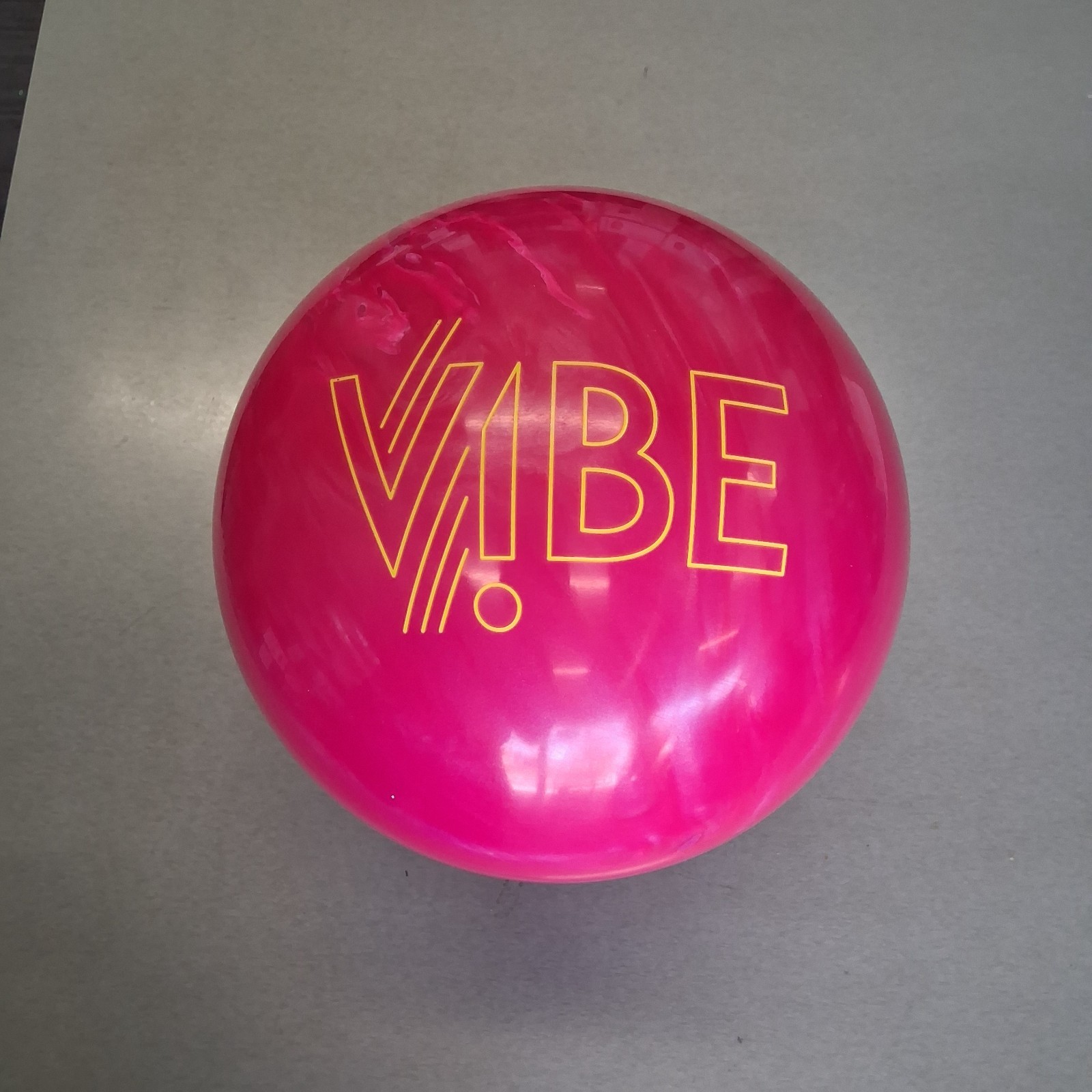 Hammer Bubblegum Vibe bowling ball 11 LB   new in box  #041