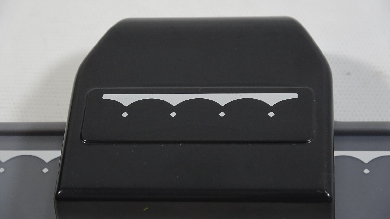 Ek Success Border Edge Locking Paper Punch - Scallops With Dot