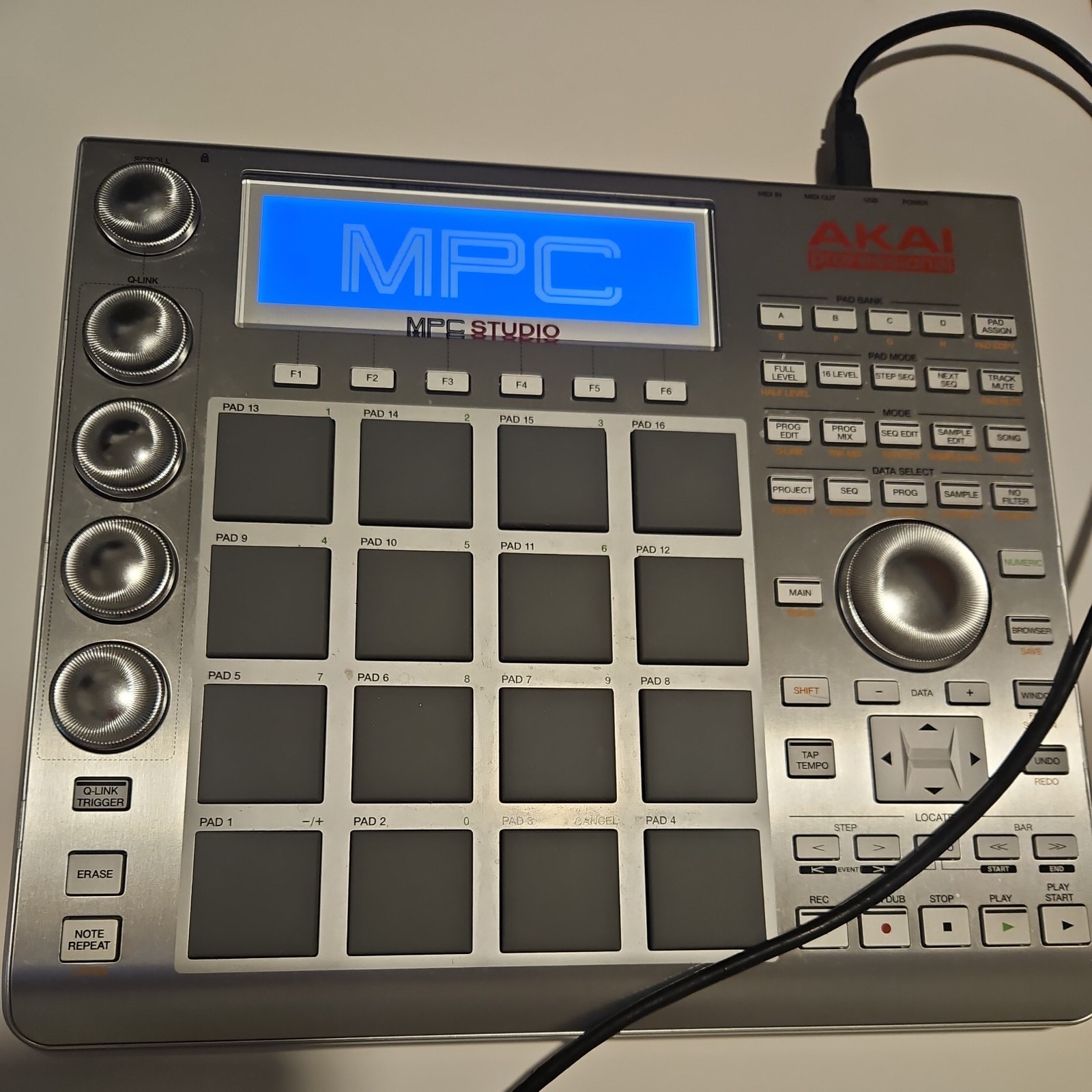 Akai Professional MPC Studio Silver with case USB & MIDI cord Tested