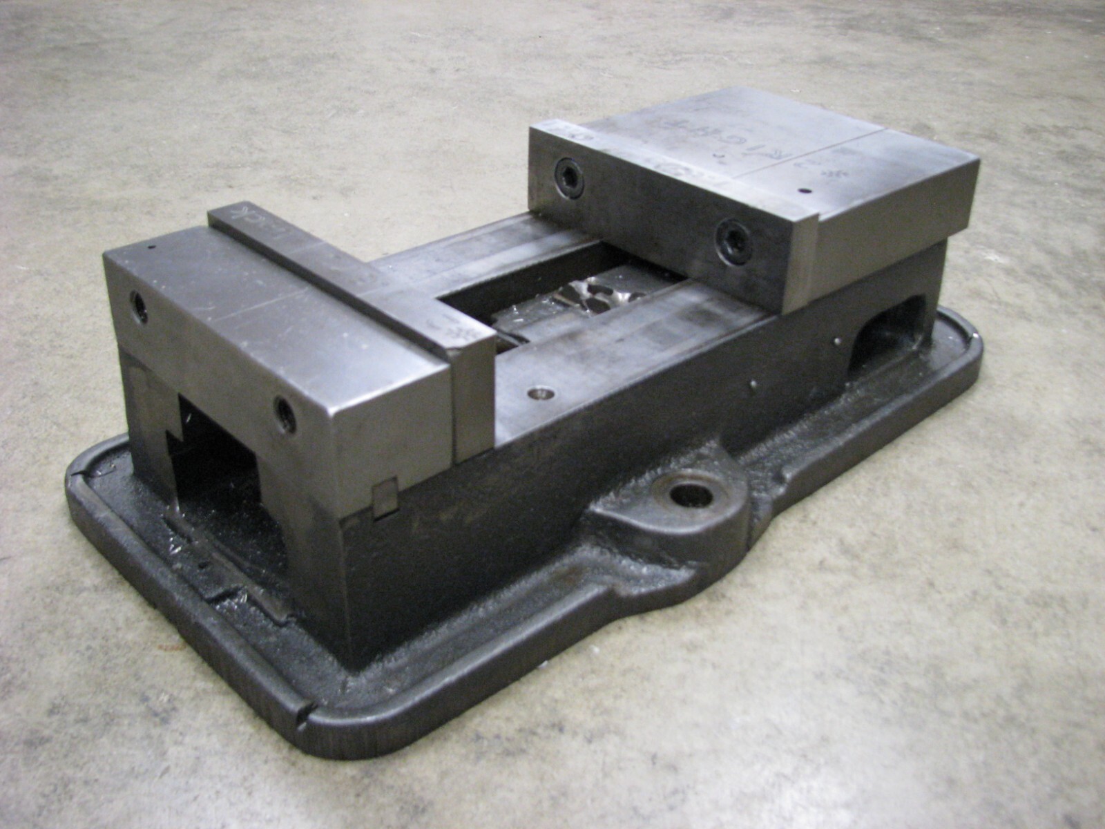 Kurt Type Angle Lock Mill Vise 6"