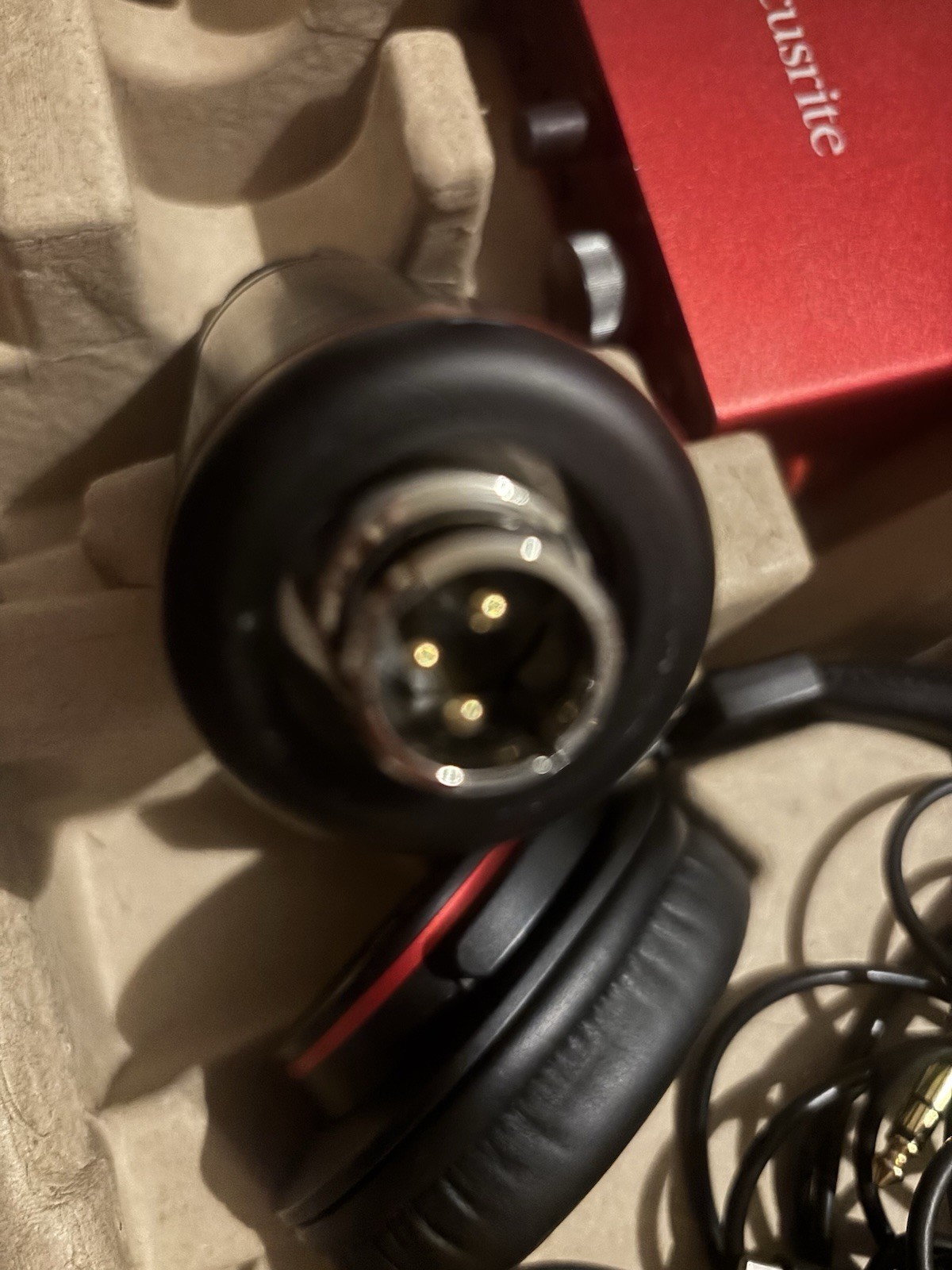 Focusrite Scarlett 2i2 Studio 3ªGen Interface, Mic, Headphones WITHOUT Clip/MIC