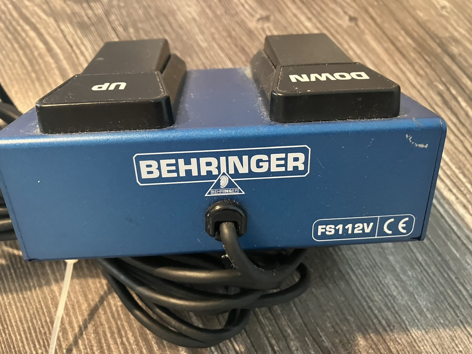 Behringer up down switch FS12V
