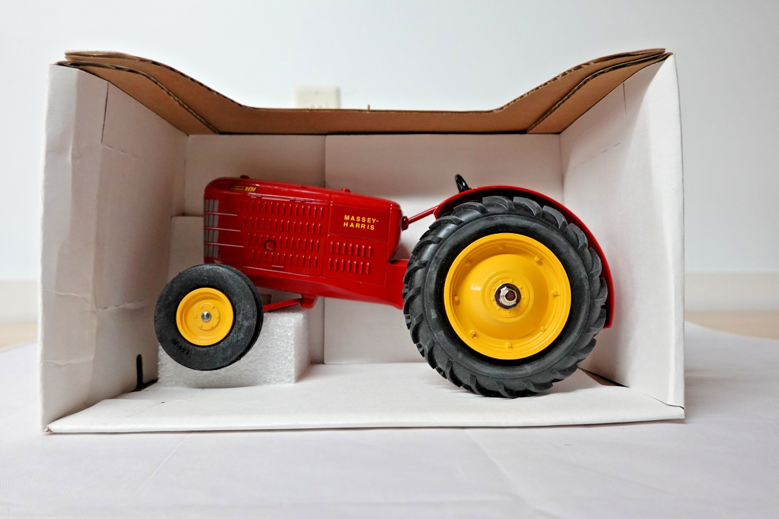 SPEC CAST SCT 145 Massey Harris 101 Wide Front w/ Side Shields   1:16 SCALE