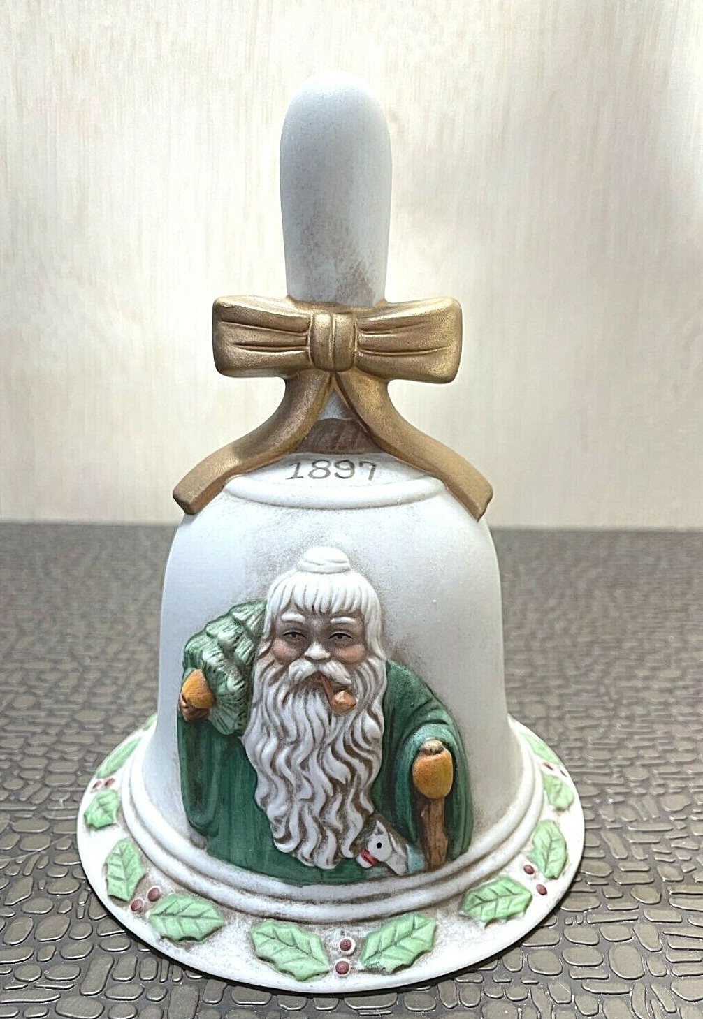 1987 Flambro Bell "Memories of the Legend", featuring Santa from 1895 *
