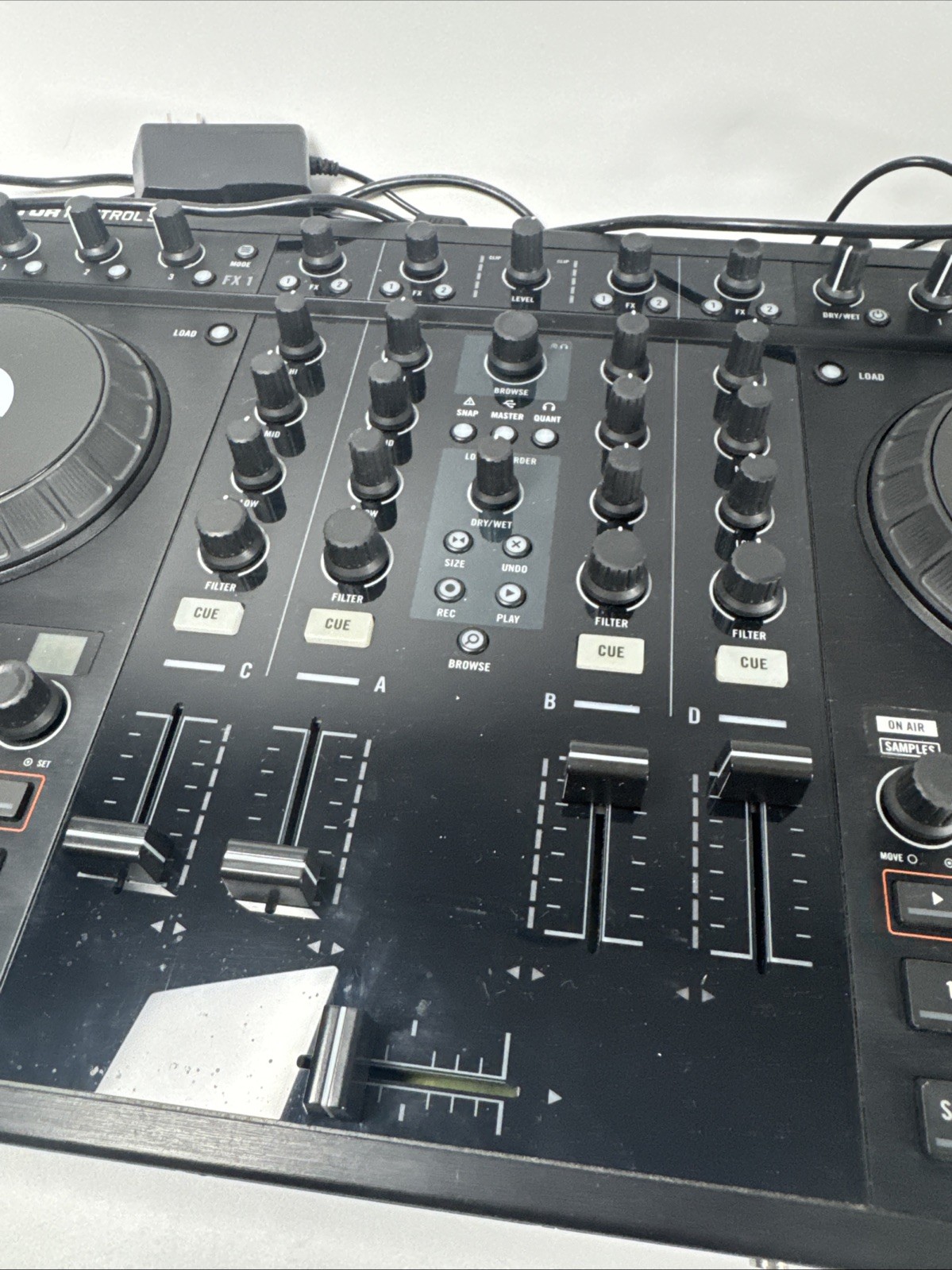 Native Instruments Traktor Kontrol S4 MK1 DJ Controller 4-Channel Black
