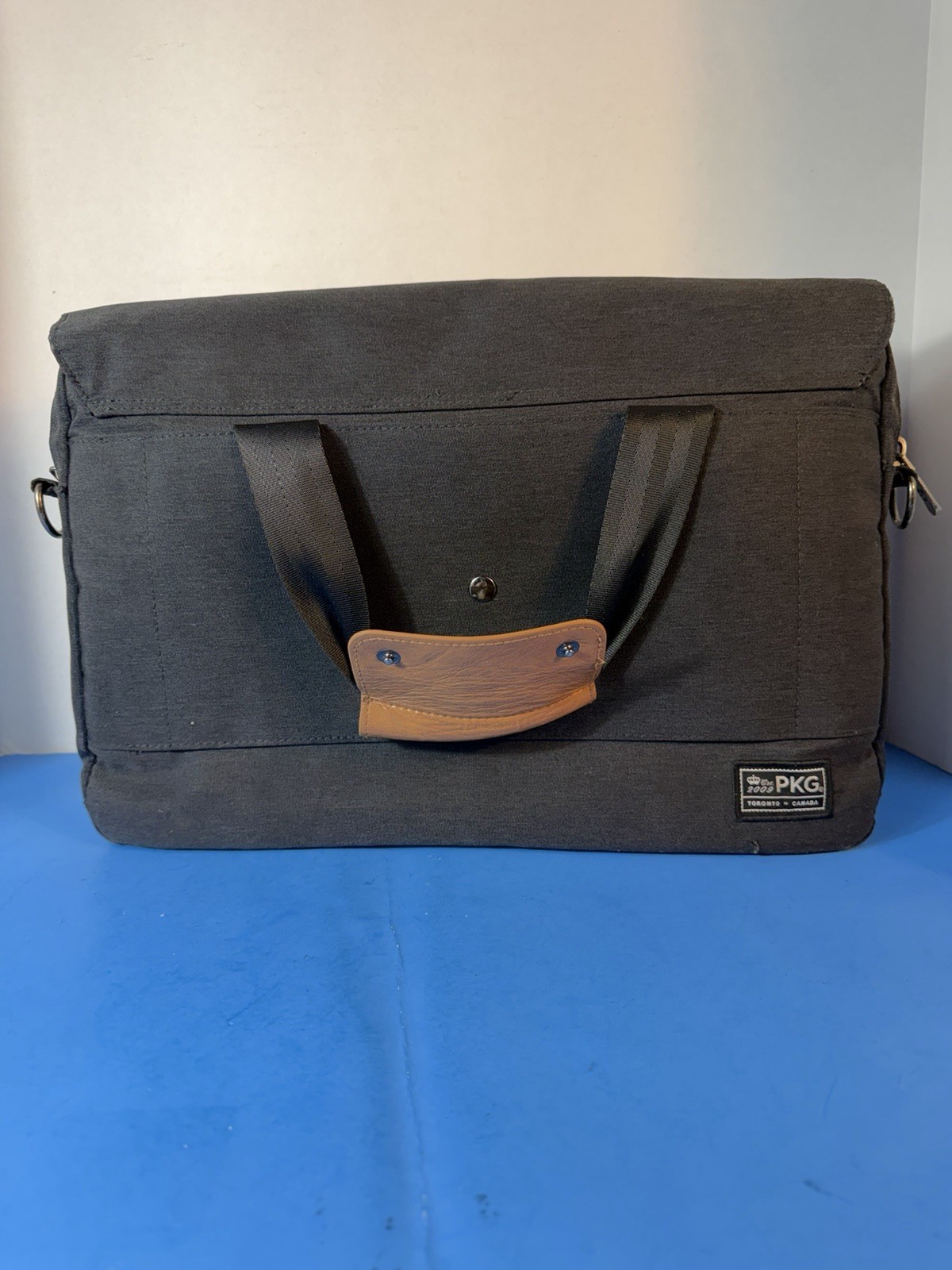 PKG - Shoulder Bag for 16" Laptop - Black