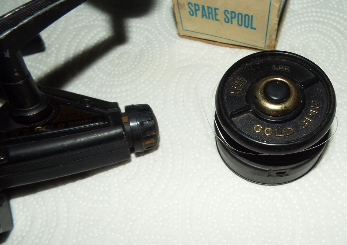 7 VINTAGE FISHING REELS WITH SOME EXTRA SPOOLS GARCIA, QUANTAM ETC.... READ!!!