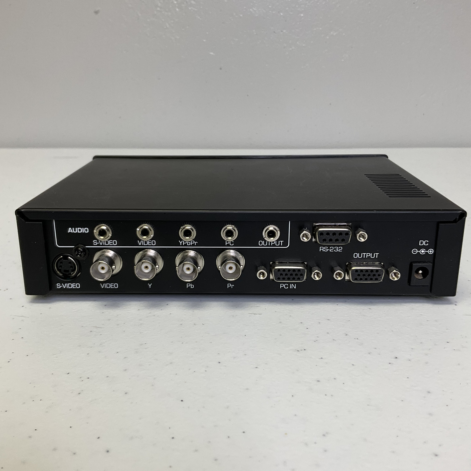 Hall Research HRT TVB-400 (scaler / switcher)