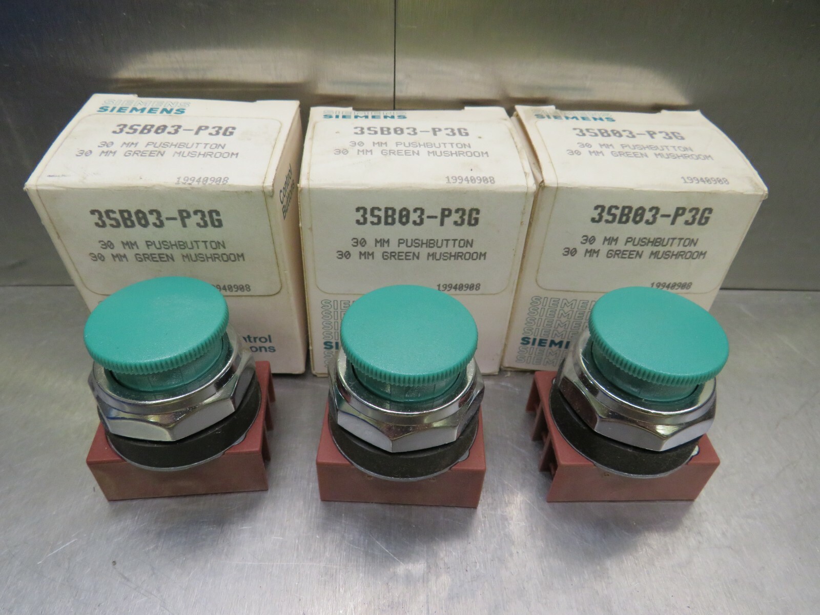 Siemens 3SB03-P3G Pushbutton Green Mushroom Head Lot of 3!