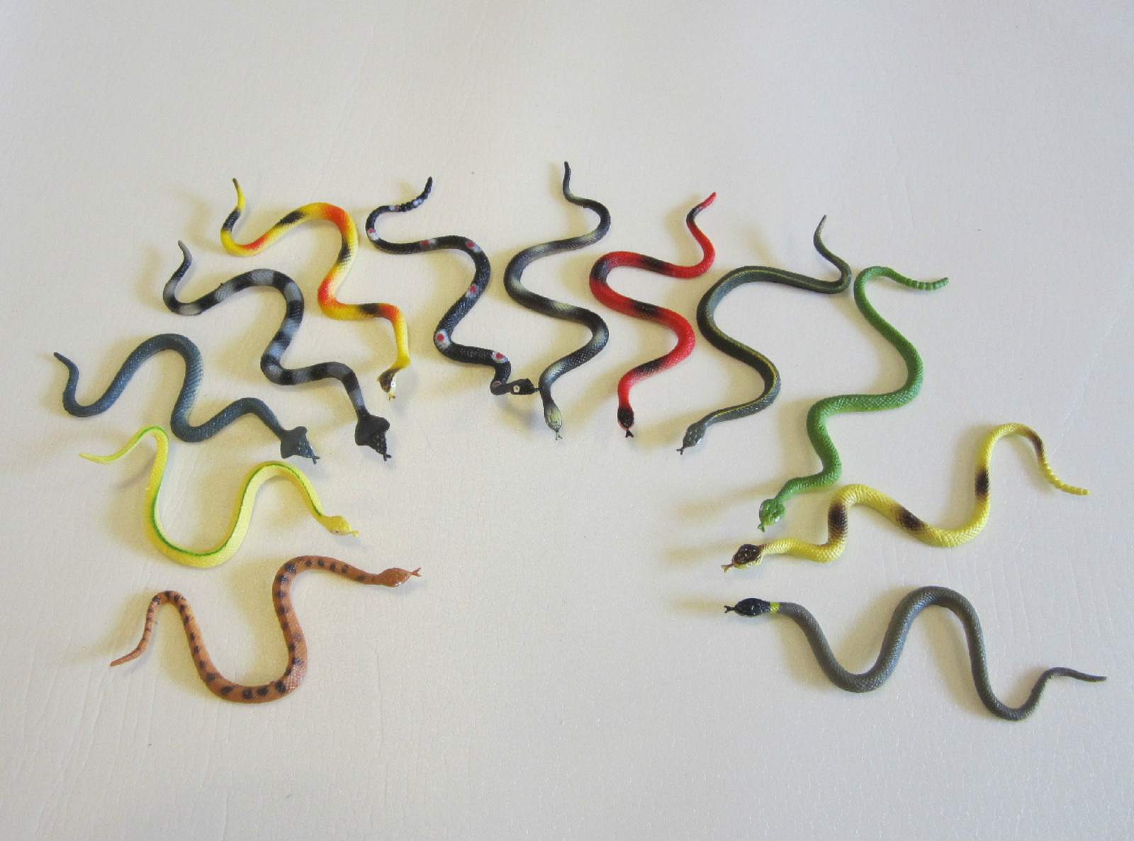 4 RAIN FOREST RUBBER SNAKES 6" TOY REPTILE FAKE PRETEND JUNGLE SNAKE GAG GIFT