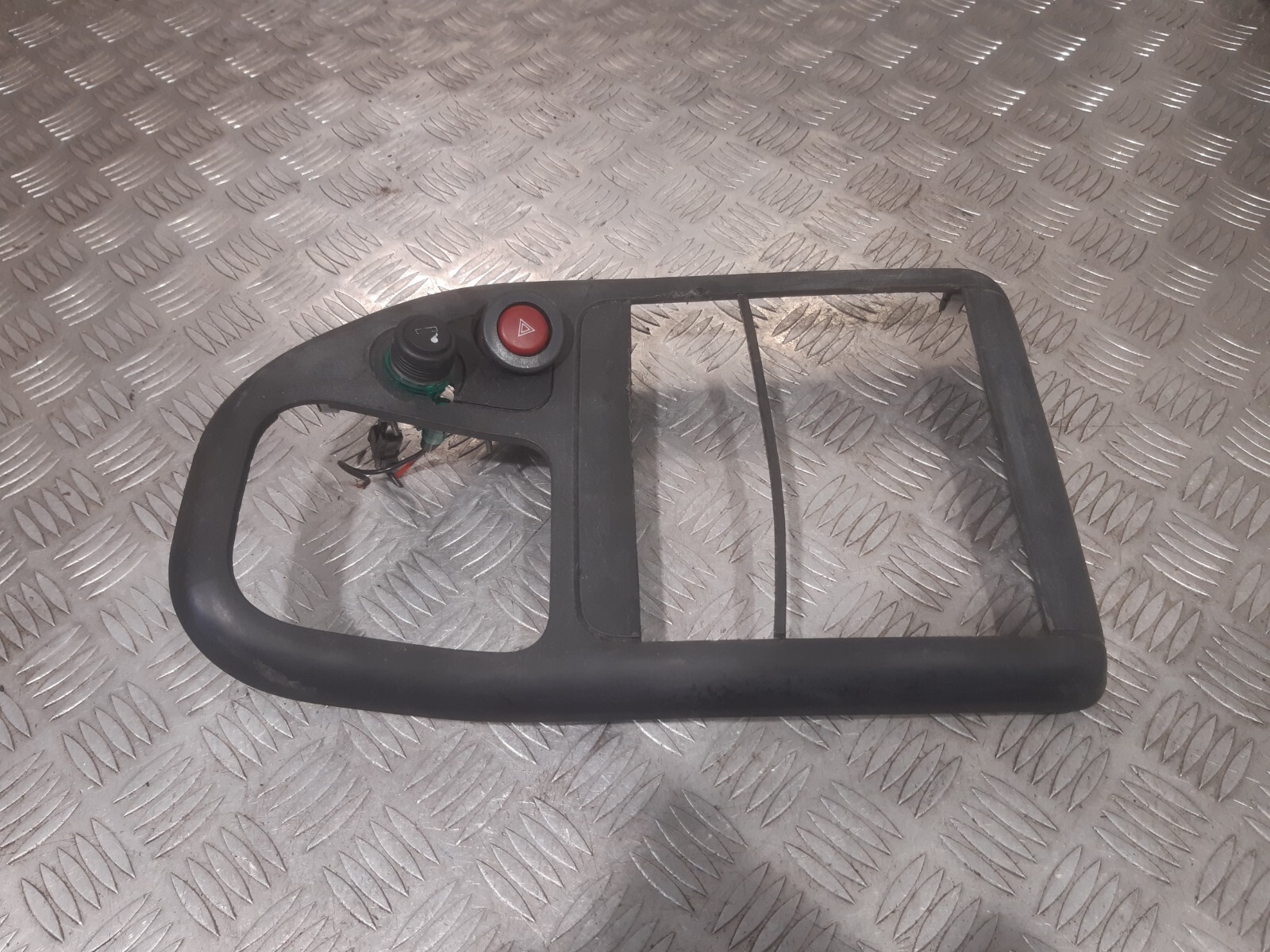 2007 MITSUBISHI FUSO CANTER 35 SWB 3.0 TD GEAR STICK TRIM & HAZARD LIGHT SWITCH