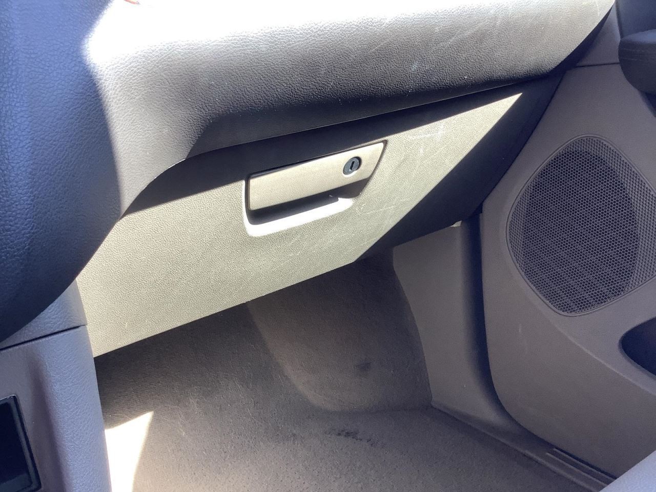 TOWN COUN 2015 Glove Box 4514588