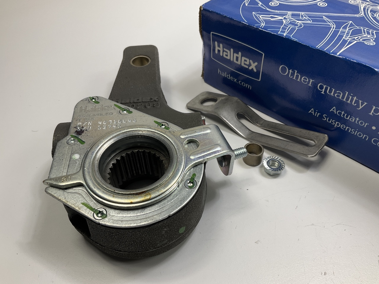 Haldex 40010156 Air Brake Automatic Slack Adjuster -  1.5" 28 Spline, 5.5" Arm