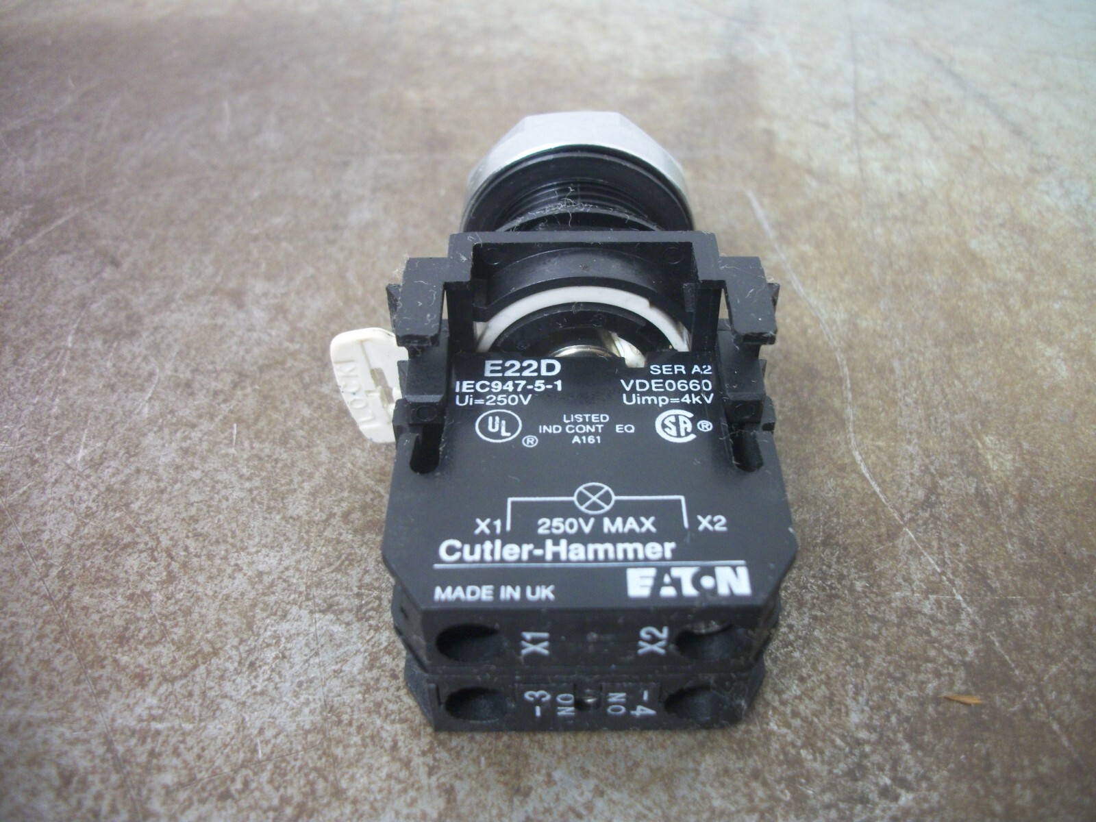 CUTLER-HAMMER GREEN ILLUMINATED 3-POS SPRING RETURN/MAINTAINED SELECTOR SWITCH