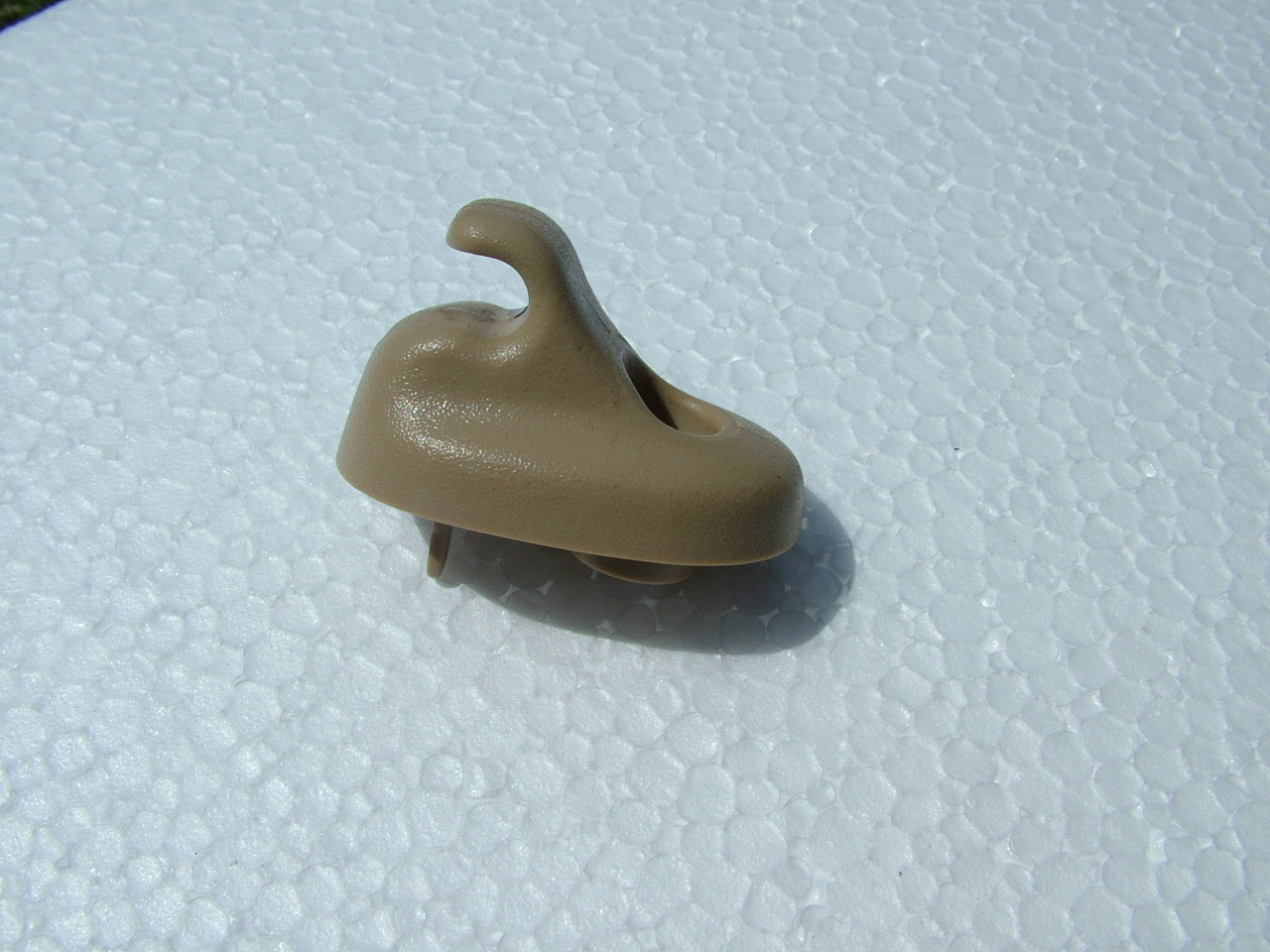 96-00 CHRYSLER TOWN  & COUTRY, VOYAGER, DODGE CARAVAN  SUN VISOR HOOK CLIP BROWN
