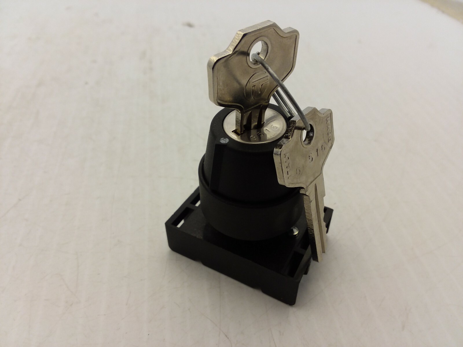 LOVATO 8LP2TS321 SELECTOR SWITCH OPERATOR 2 POSITION W/2 KEYS NNB