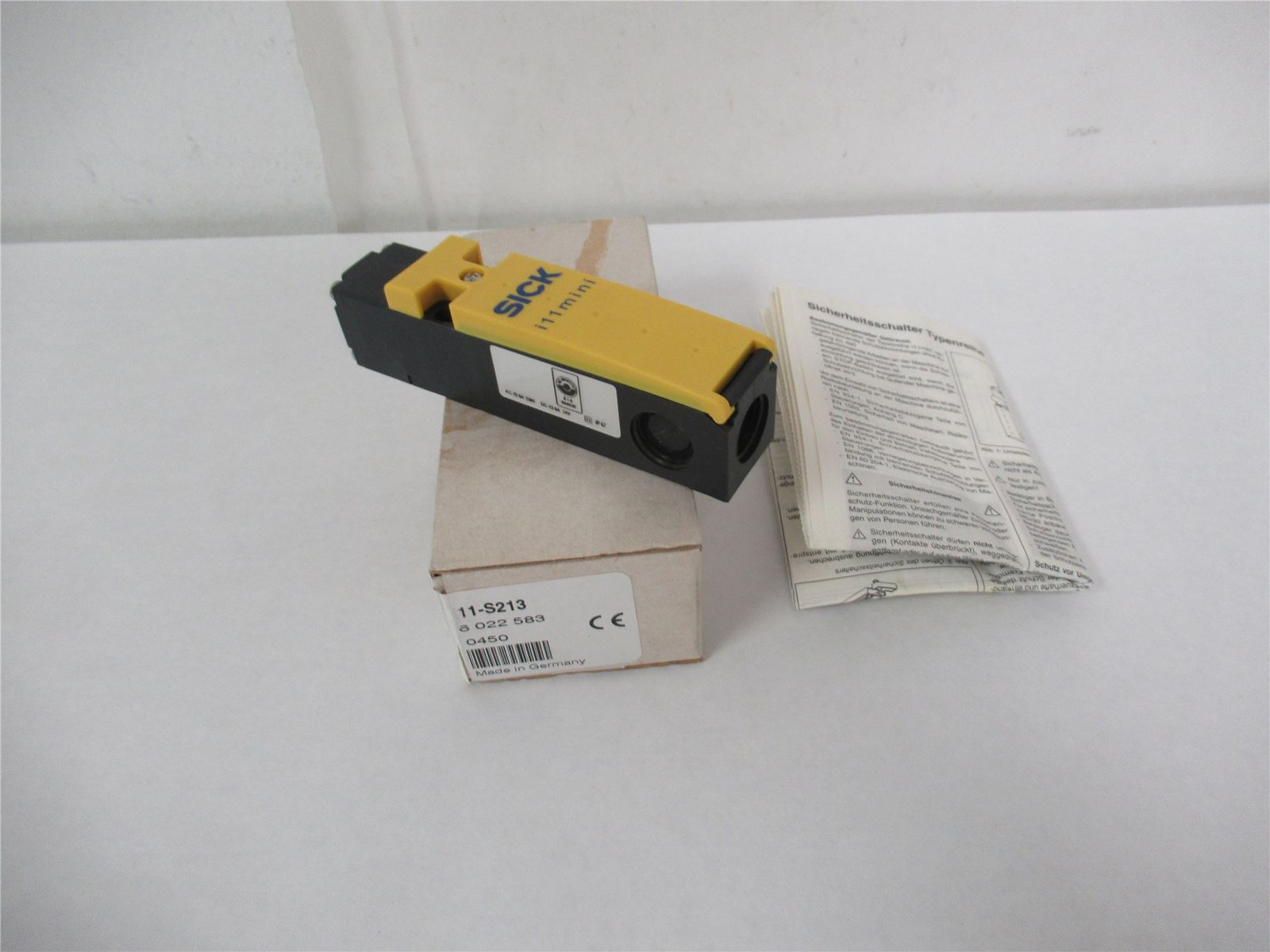 251936 New In Box; SICK 11-S213 Safety Switch 15AC 13 DC 2 NC 1 NO