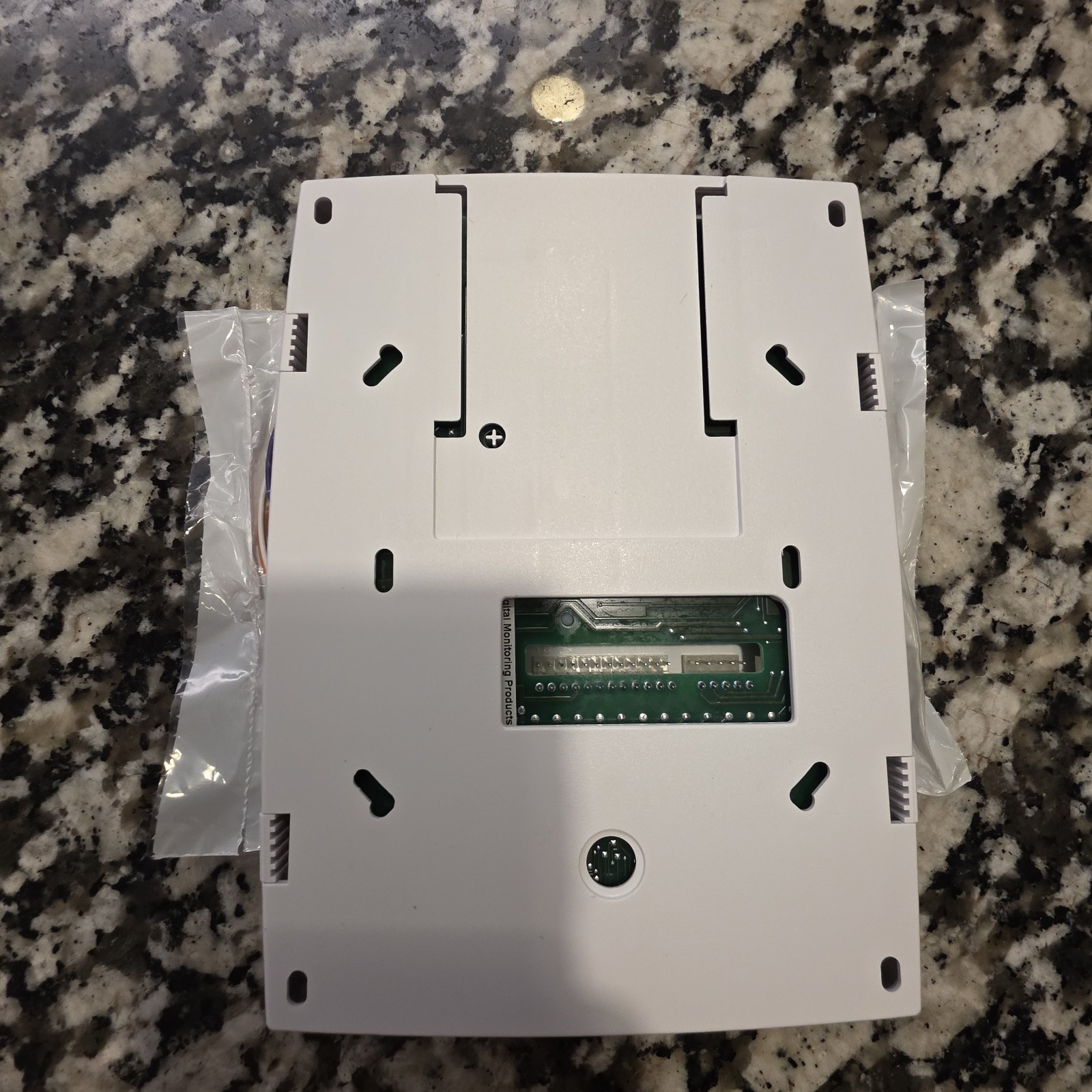 DMP 7073-W THIN LCD KPD,4ZNS,PROX,SC Key Reader, White