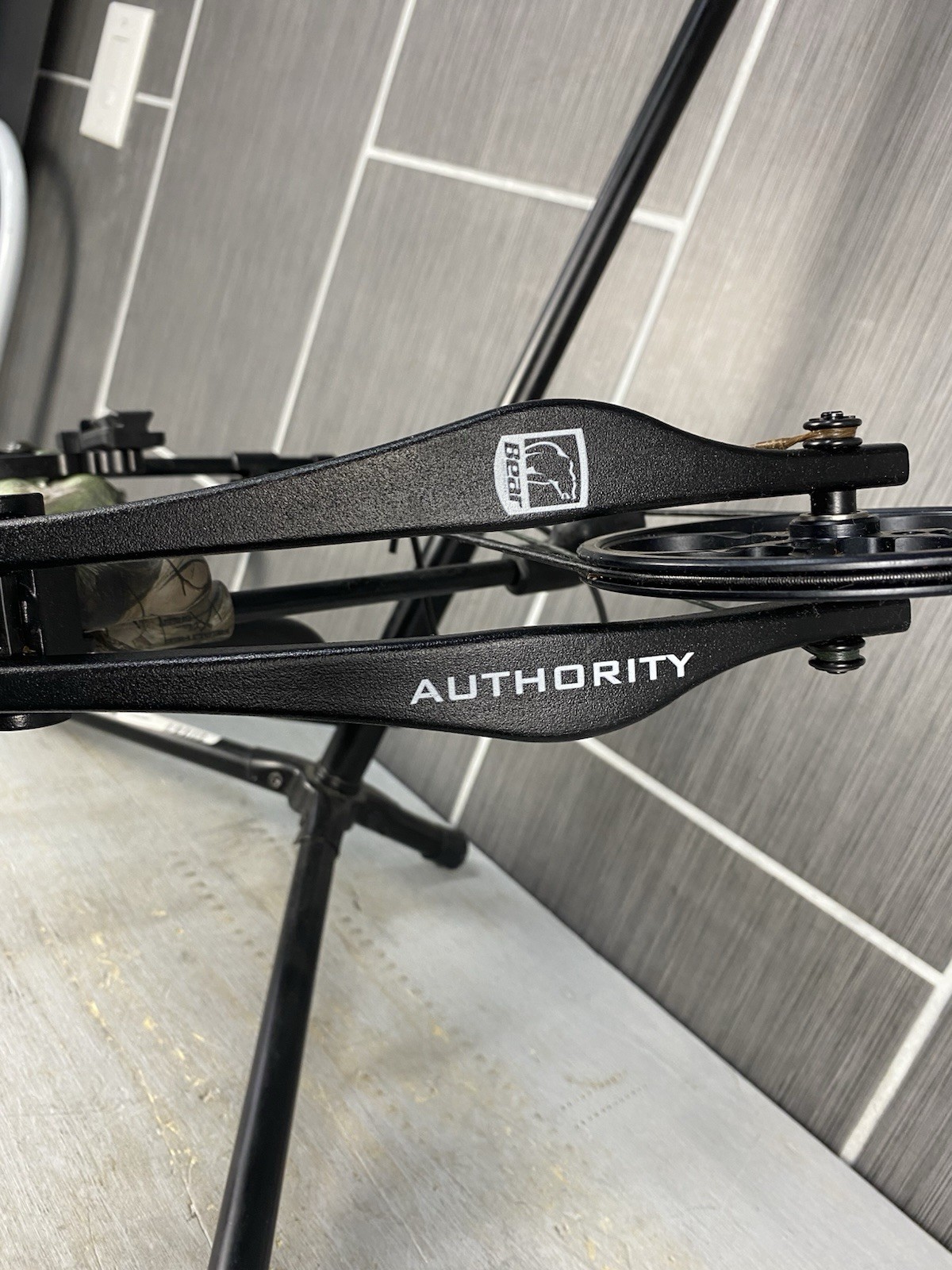 Bear Authority compound Bow Right Hand Tru Glow Sights Camo 315fps, 4lbs, Extras