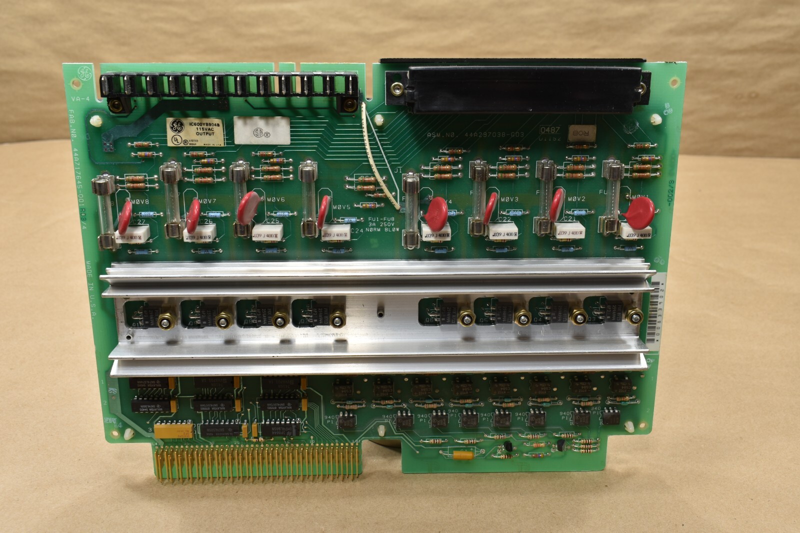 GE FANUC IC600YB904B,  115 VAC Output Module