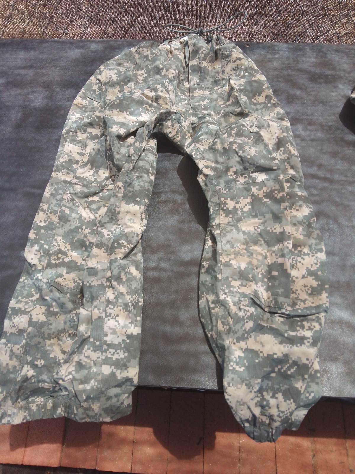 GENUINE US MILITARY  EXTREME COLD WEATHER GEN III TROUSER. SIZE LARGE -REGULAR