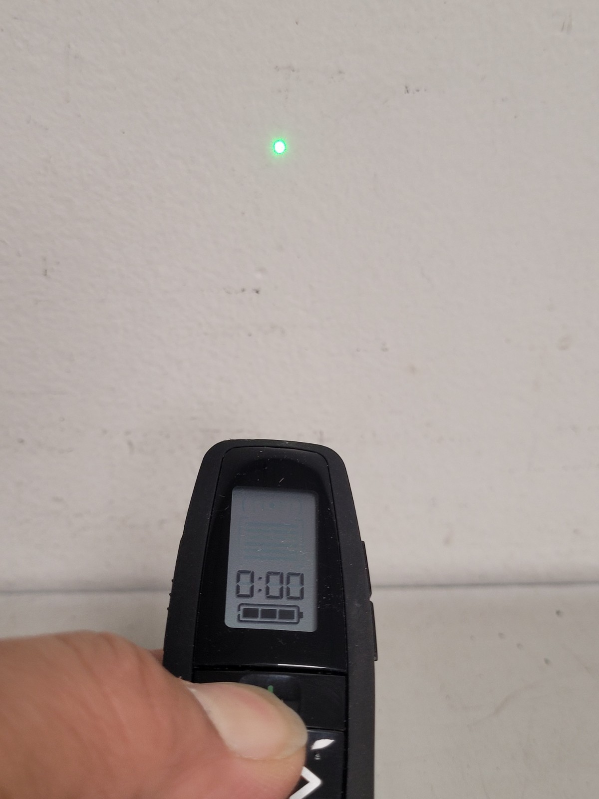 Logitech R800, Wireless Pointer Green Laser USB Receiver LCD,Display W/pouch