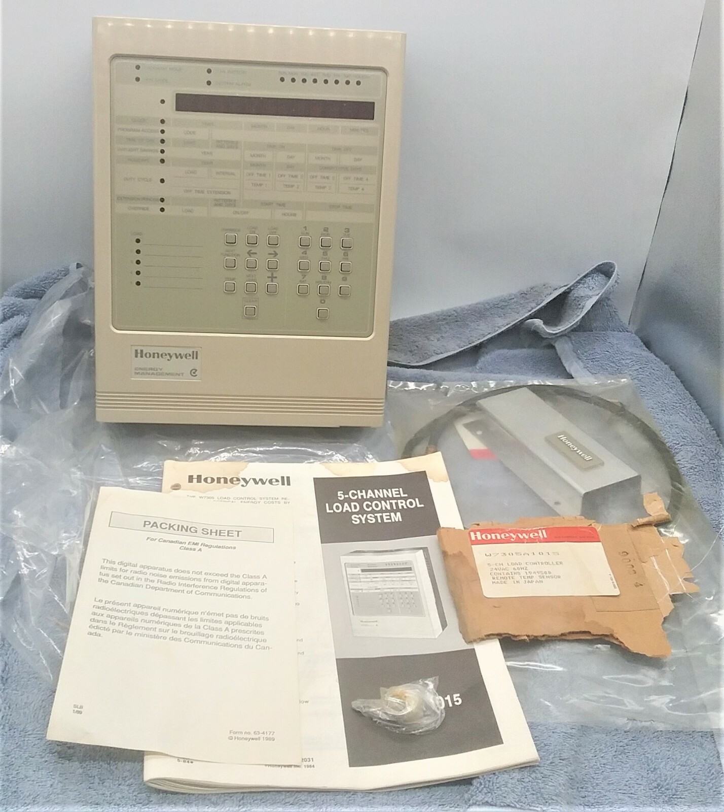 1 NOS  Honeywell W7305A 1015  5-CH Load Controller  Remote Temp Sensor