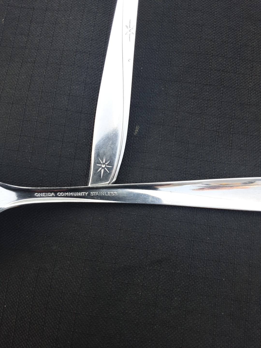 4 Oneida Community Twin Star Serving Spoons - Used
